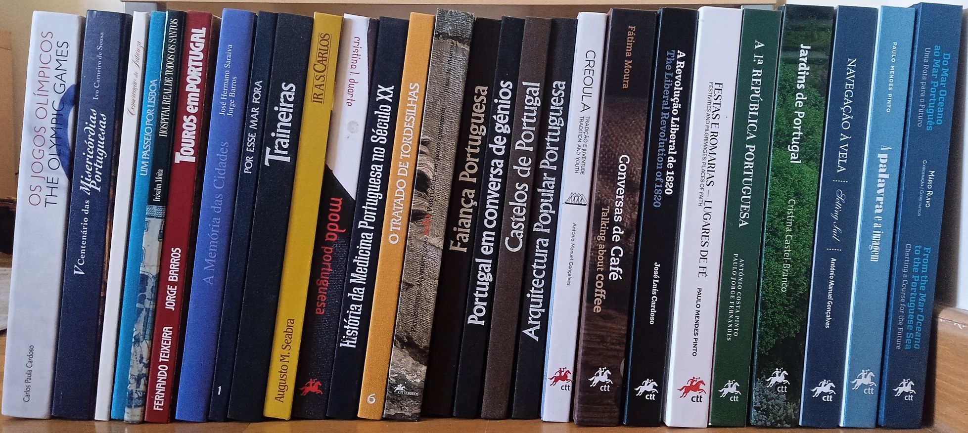 Lote de livros CTT
- 41 temáticos 
- 33 temáticos specimen 
- 7 anuai