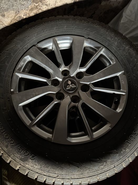 всесезонную или зимнюю  шипованную резину Mitsubishi Pajero Sport.