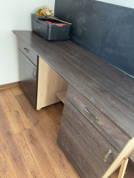 Biurko z długim blatem