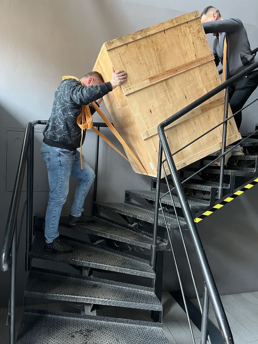 Перевезти диван, Вантажники, вантажні перевезення