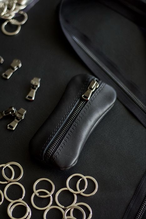 Шкіряна ключниця на замку ручної роботи