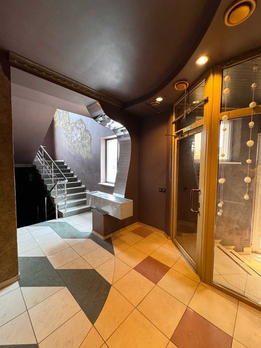 Продам велике комерційне окремостояче приміщення, м Нововолинськ