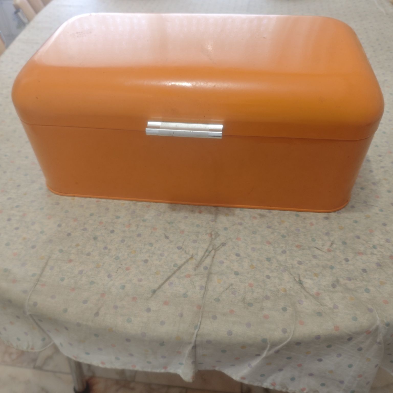 Caixa de pão laranja