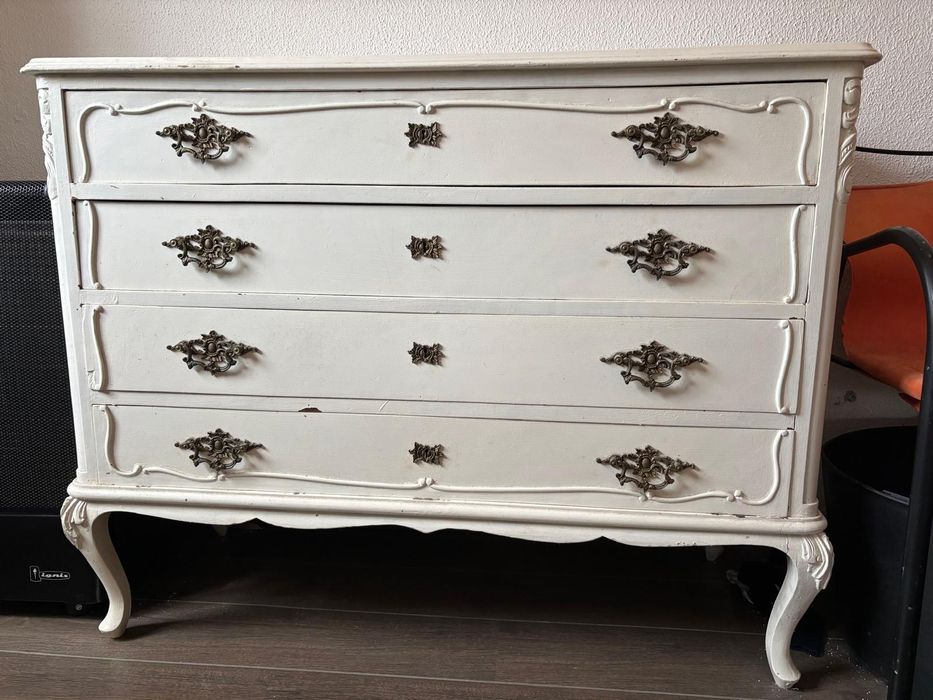 Cómoda de madeira maciça pintada