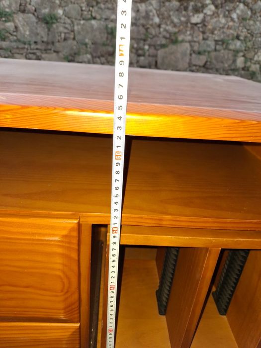 Móvel de sala com gavetas