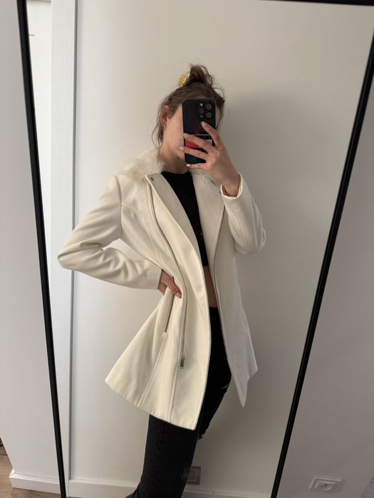 Płaszcz biały ozdobny futerkowy kołnież