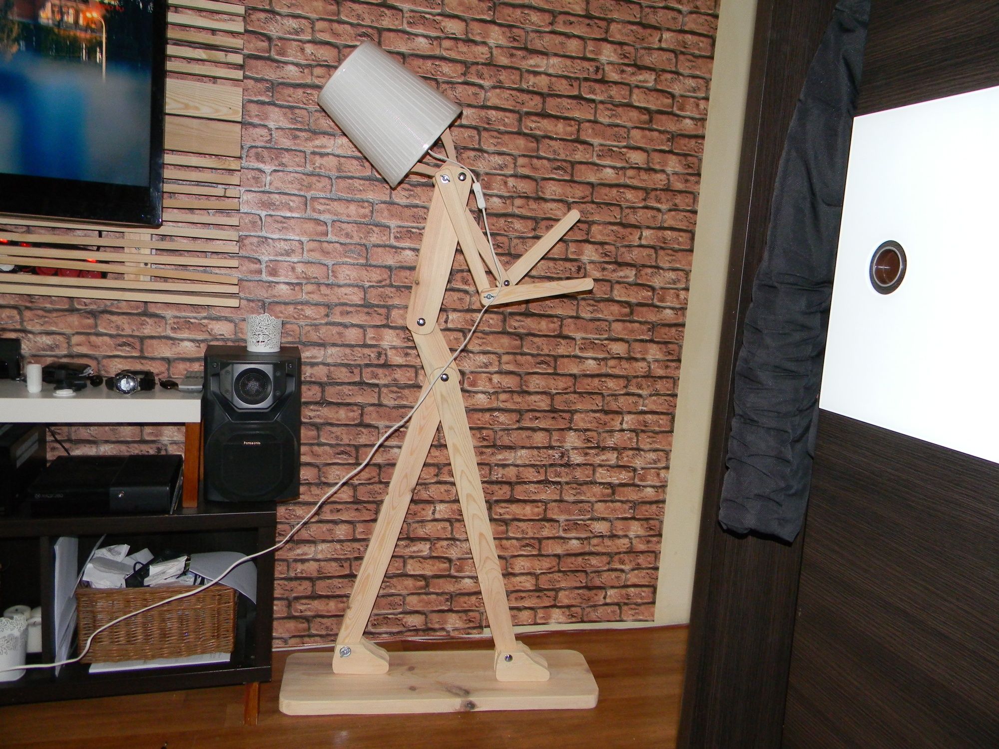 Lampa drewniana podłogowa 160 cm człowiek led