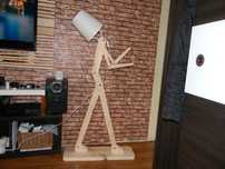 Lampa drewniana podłogowa 160 cm człowiek led