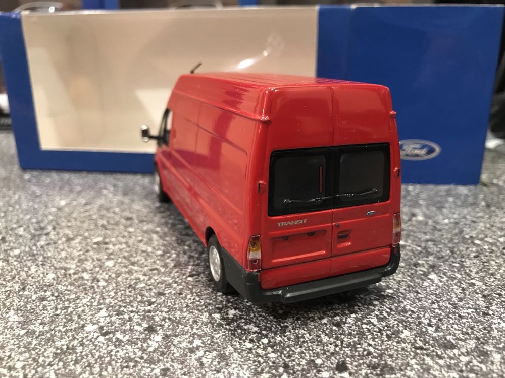 1/43 Ford Transit MINICHAMPS