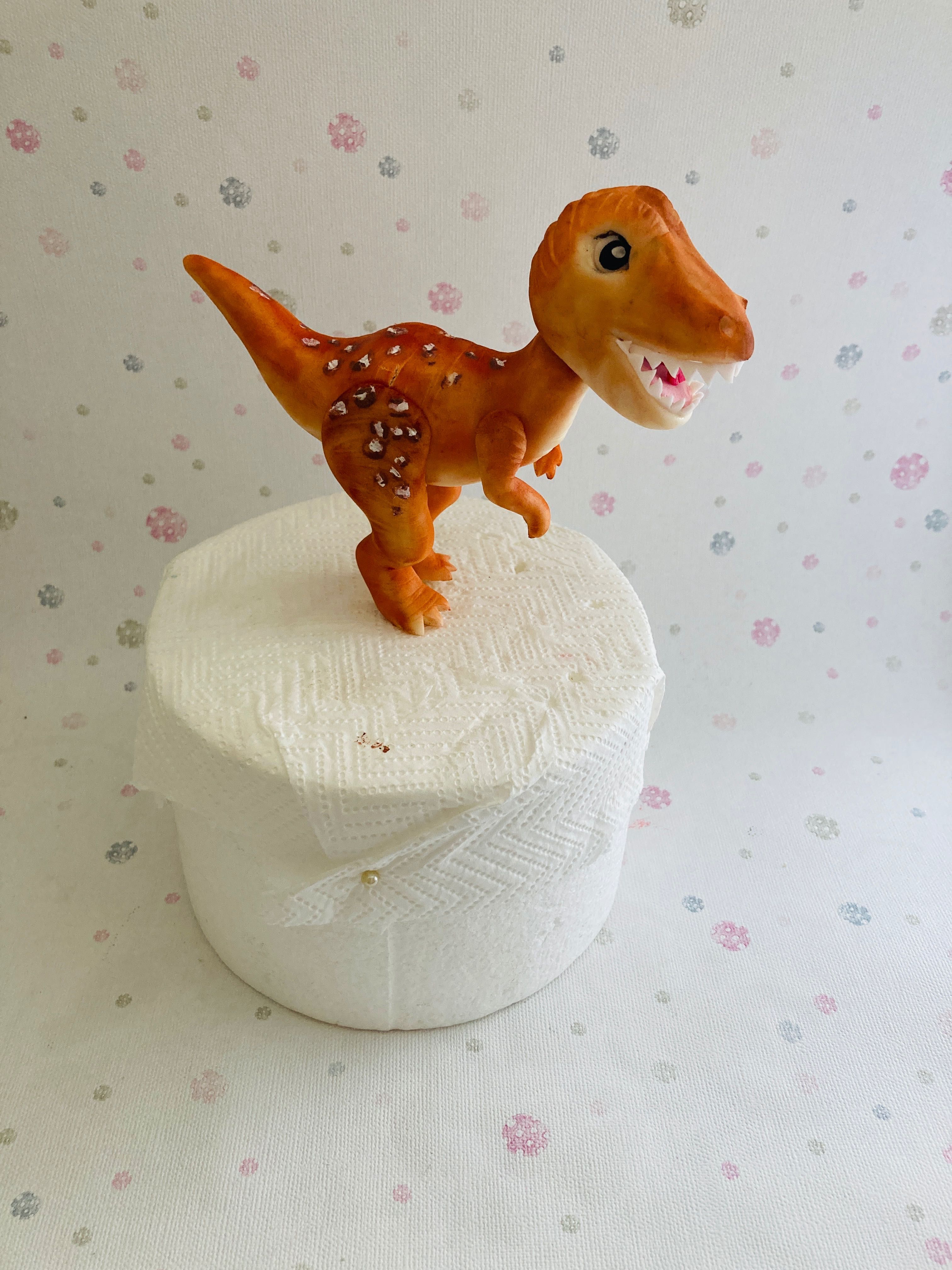 Figurki na tort z masy cukrowej dinozaur