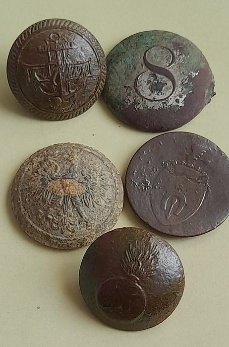 Mała kolekcja ciekawych guzików plus gratis.