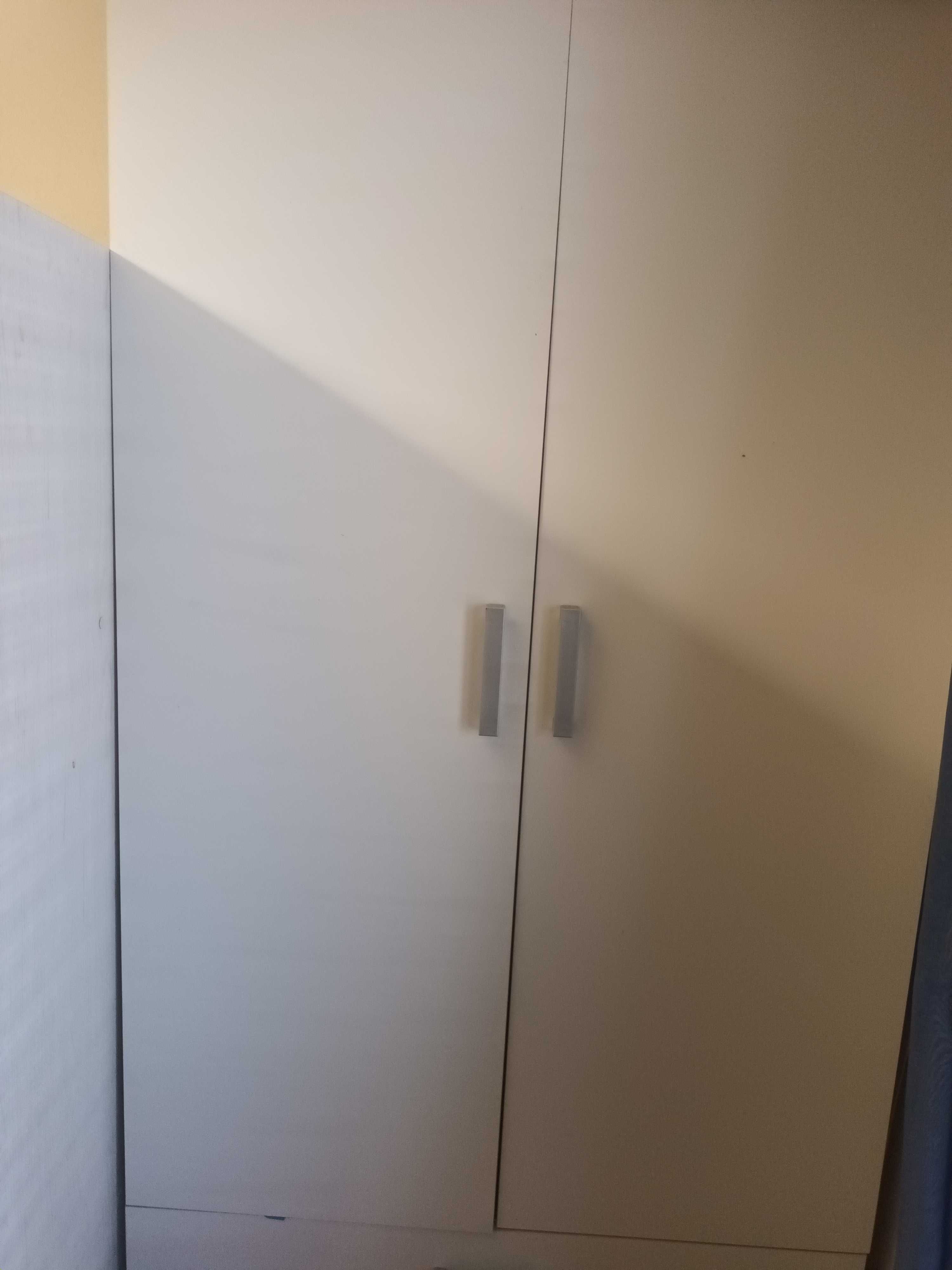 Vende-se roupeiro branco com 2 portas e 2 gavetas