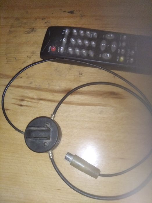 Пульт і маленька антена.