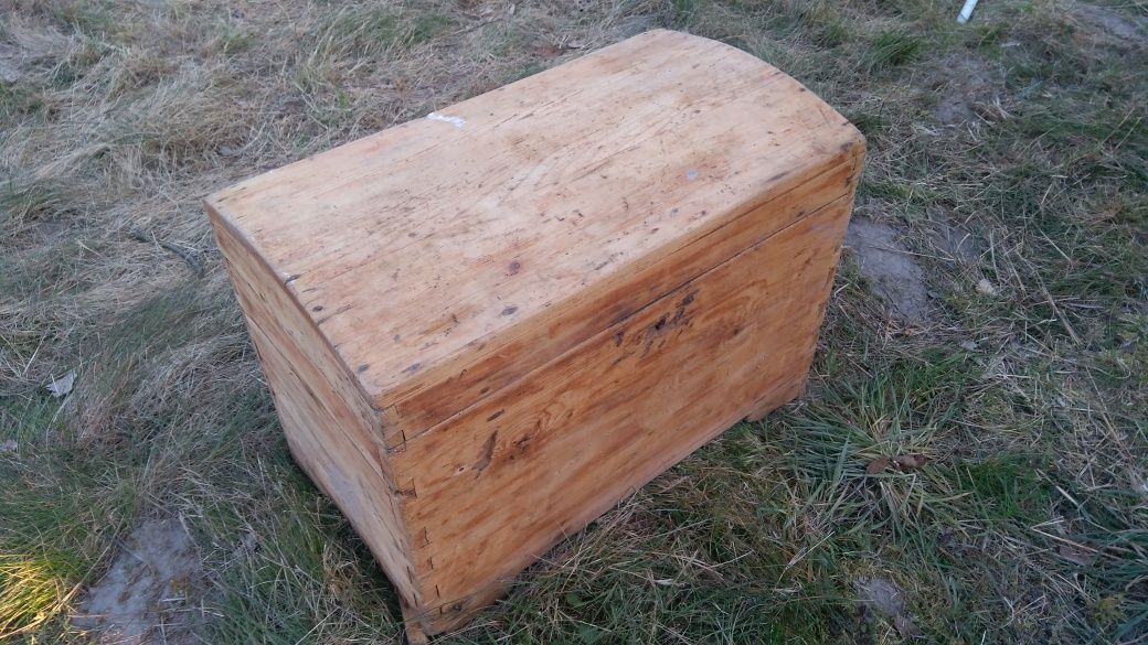 Kufer stylowy drewniany ok.60x40 cm. w cenie 300 zł