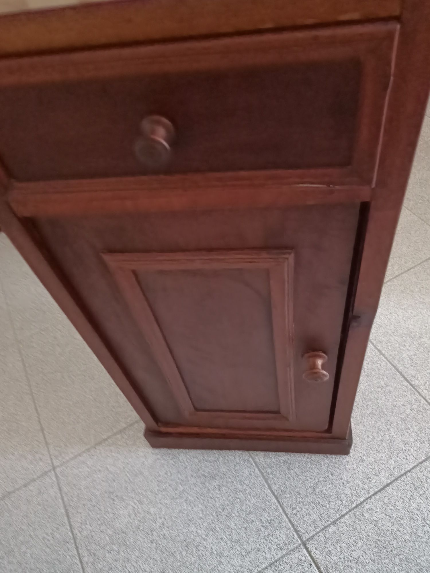 Mesa de cabeceira muito antiga .