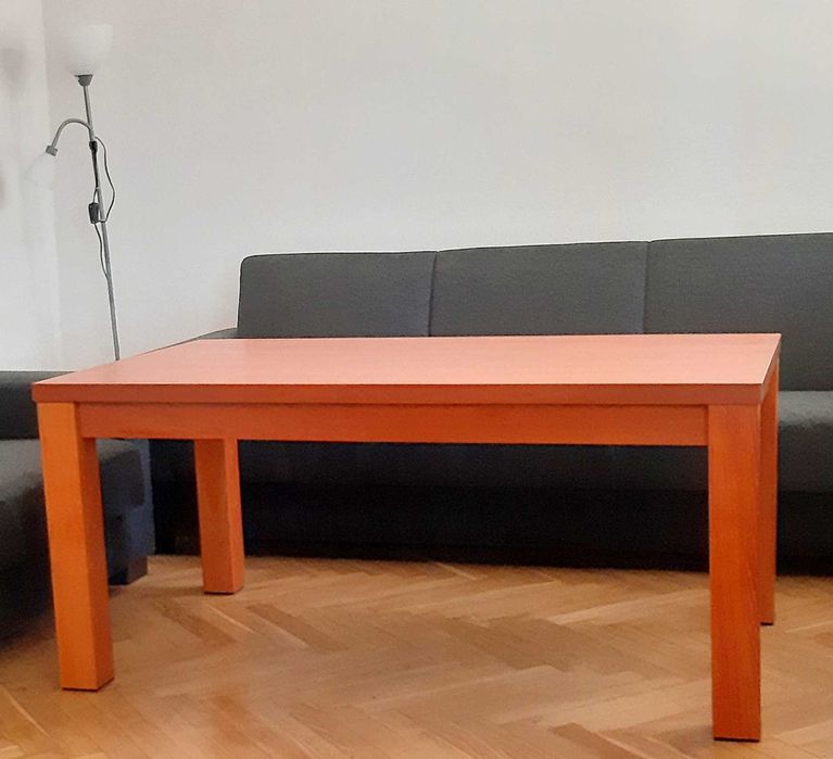 Stól w bardo dobrym stanie i zrobiony z drzewa jesionowego