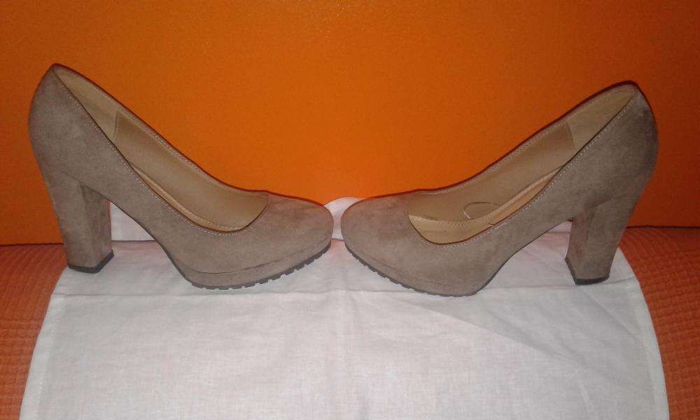 Sapatos novos bege