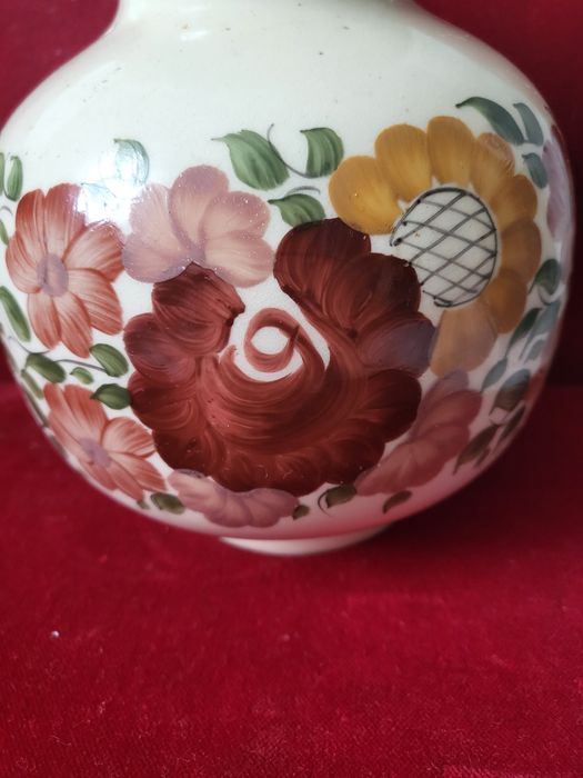 Piekny  wazon z podpisem  ceramika - fajans .- zdobiony recz.lata 60 t