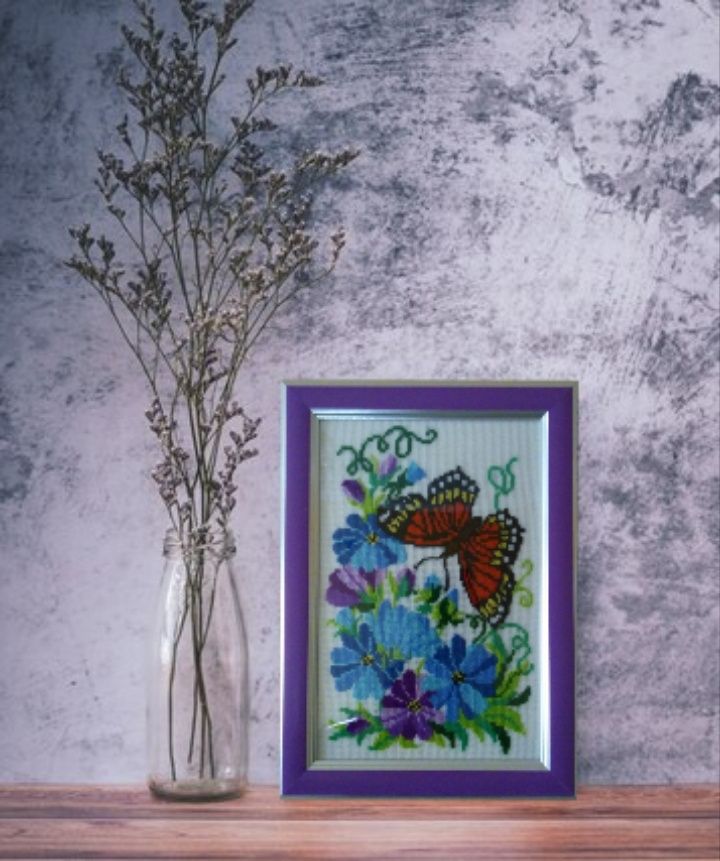 Картина вышитая крестиком "Бабочка и цветы". Ручная работа