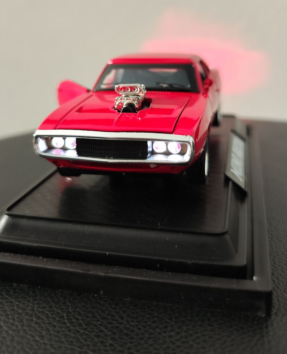 Extra model auta Dodge Charger R/T 1:32 na podstawce Nowy Hit