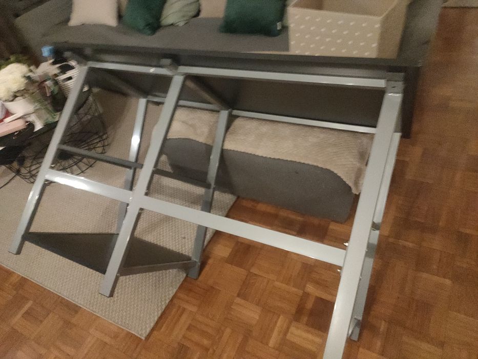 Secretaria muito boa como nova com prateleira laterais e embutidas