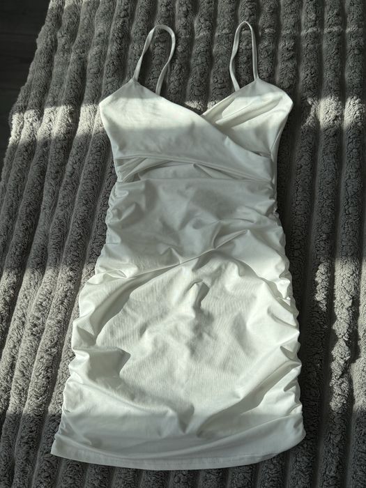 Красиве плаття , білого кольору , з відкритим передом