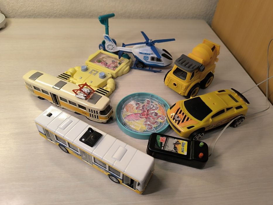 Іграшки машини, автобуси, військові