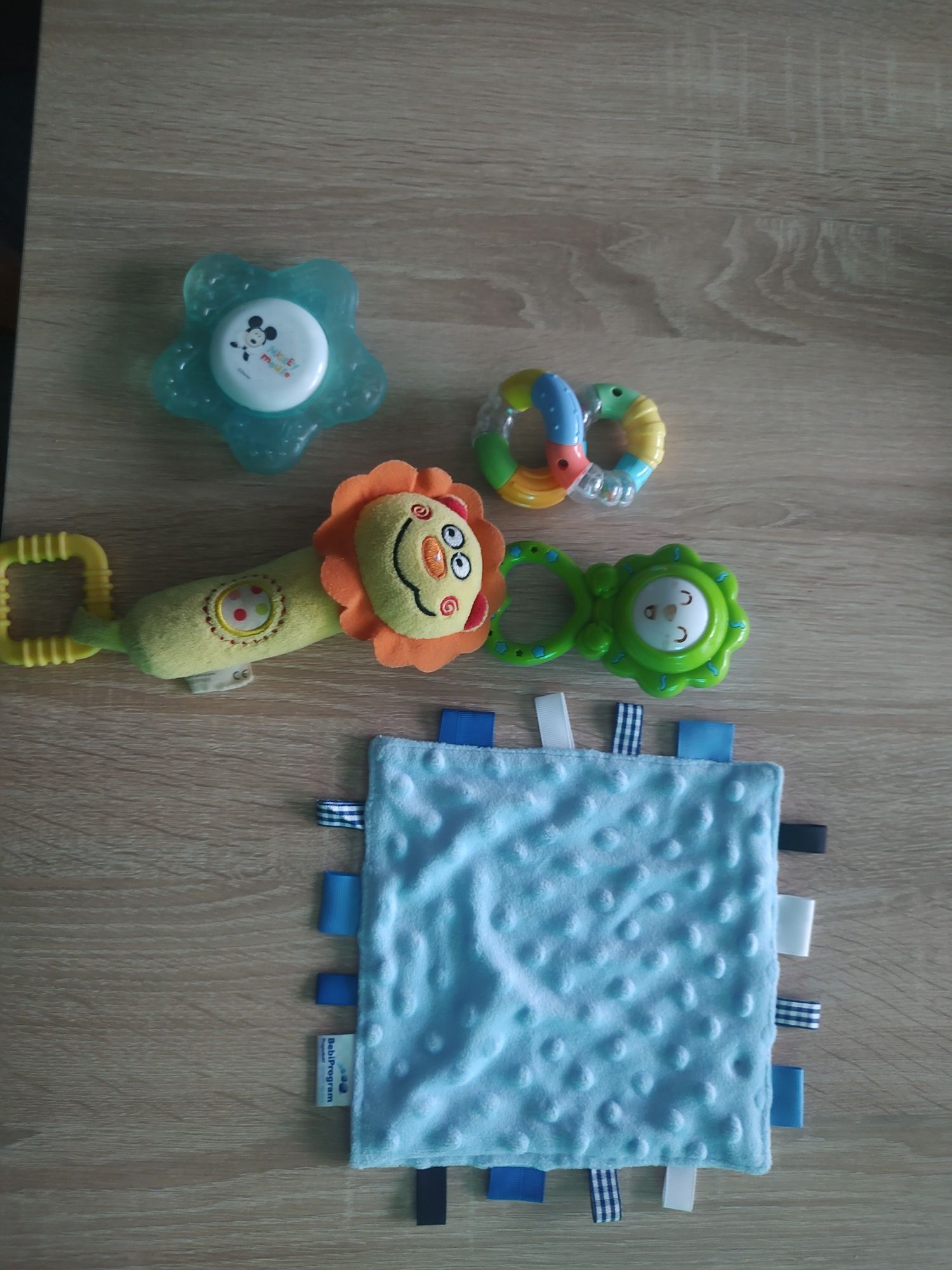 Mata i zabawki dla niemowląt