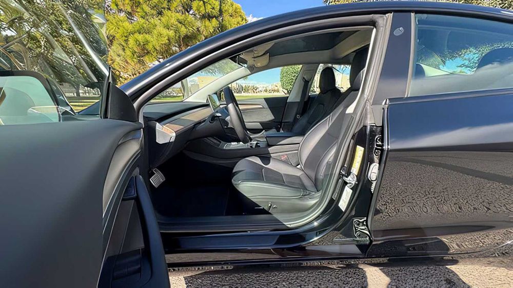 Tesla Model 3      2023