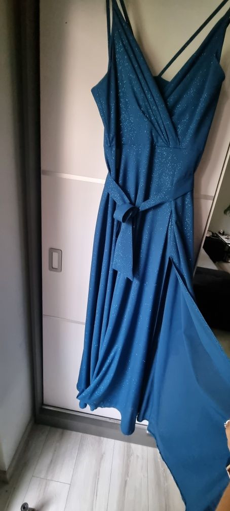 Piękna mieniącą się brokatowa sukienka wizytowa maxi wesele