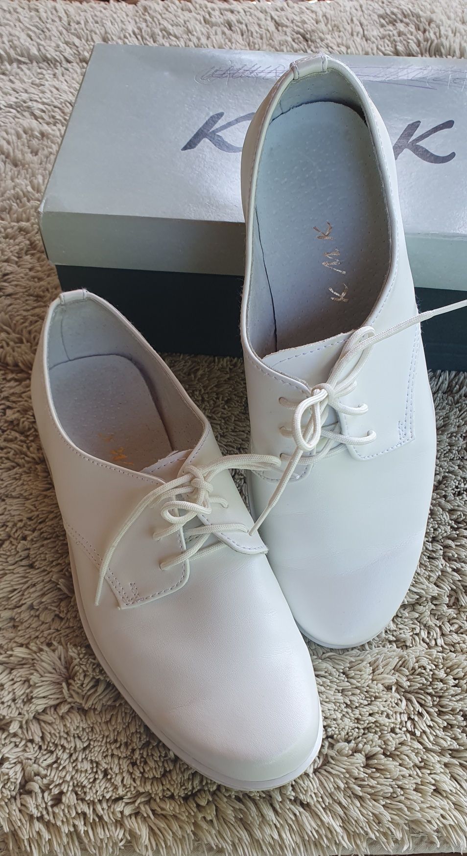 Komunia,  białe chłopięce buty 33