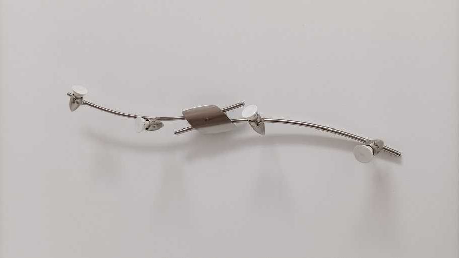 Plafon de formato longo moderna e elegante, em inox cromado brilhante.