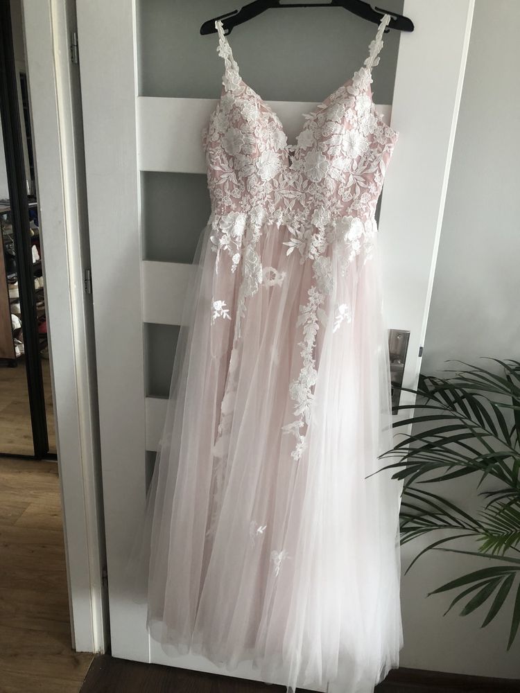 Piekna suknia ślubna boho pudrowy róż