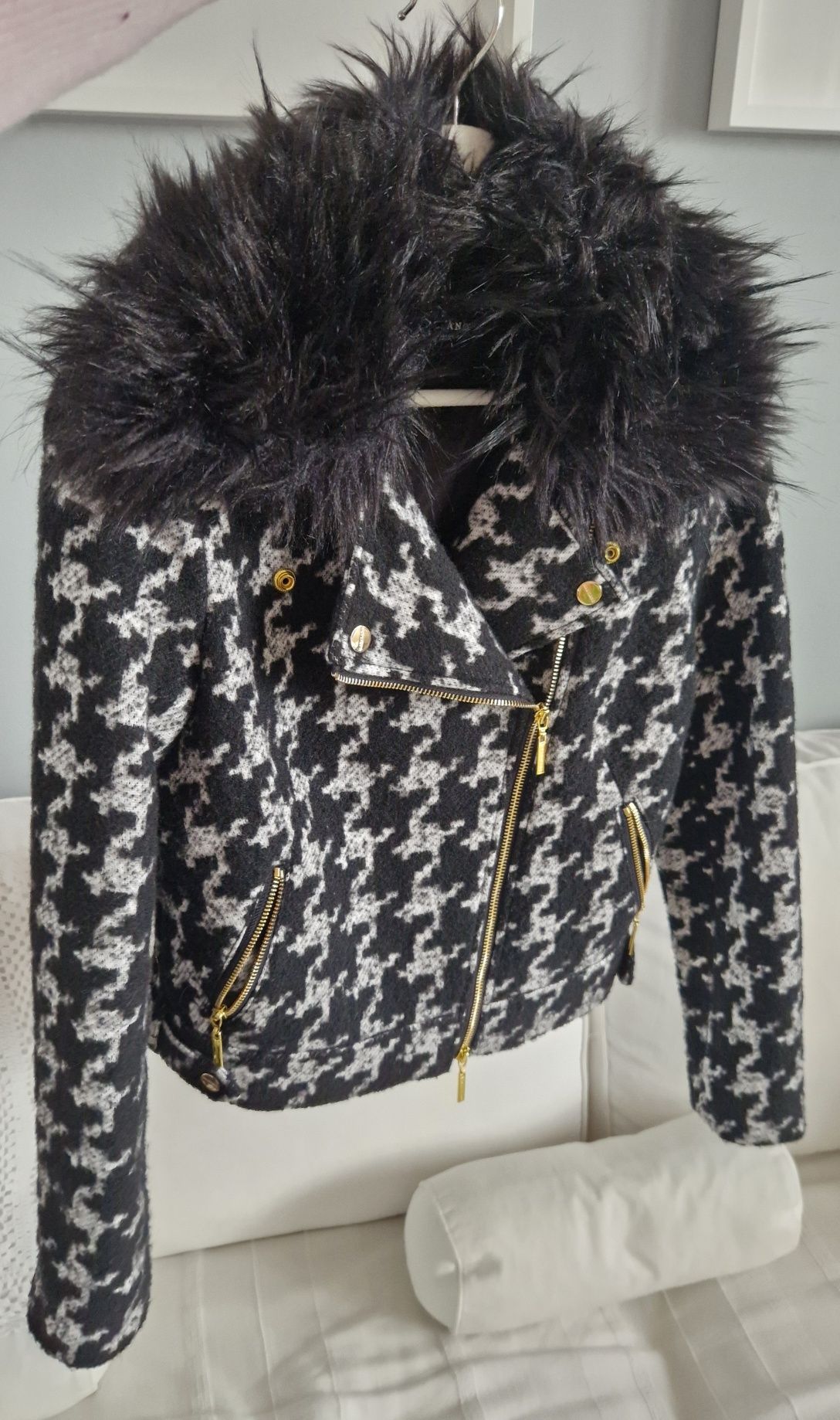 Krótka motocyklowa kurtka biker Marciano by Guess.