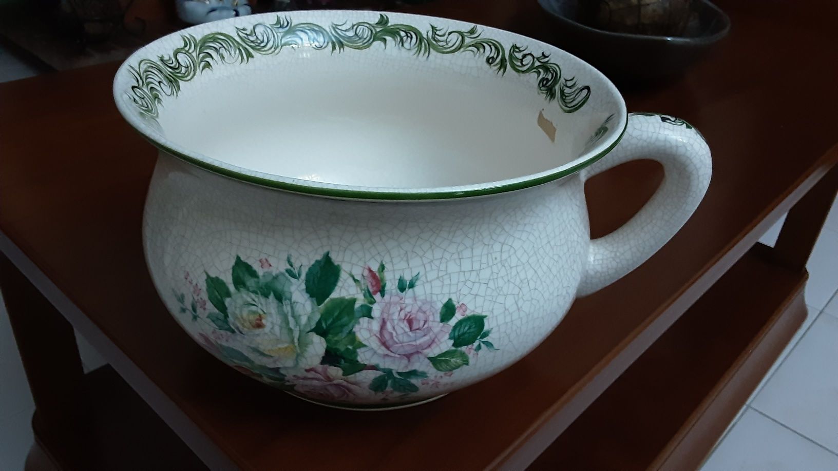 Lavatório vintage com louça de Alcobaça