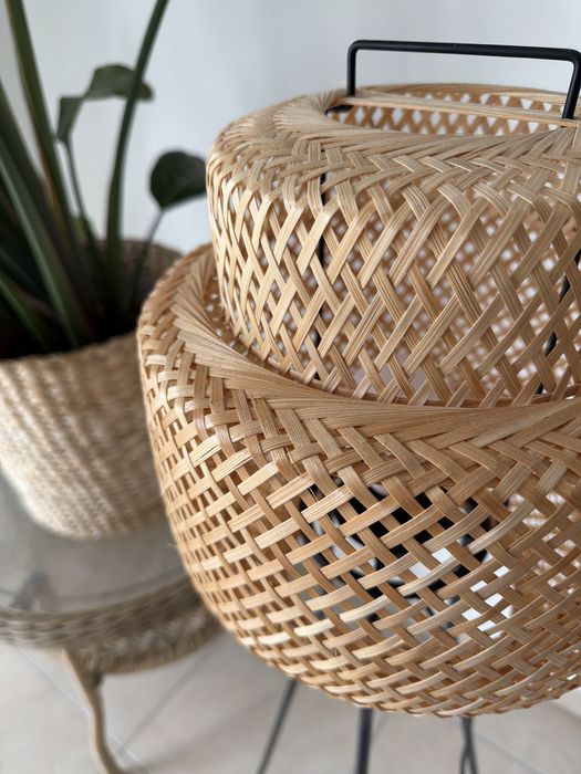 Candeeiro de pé IKEA em rattan – tripé – como novo