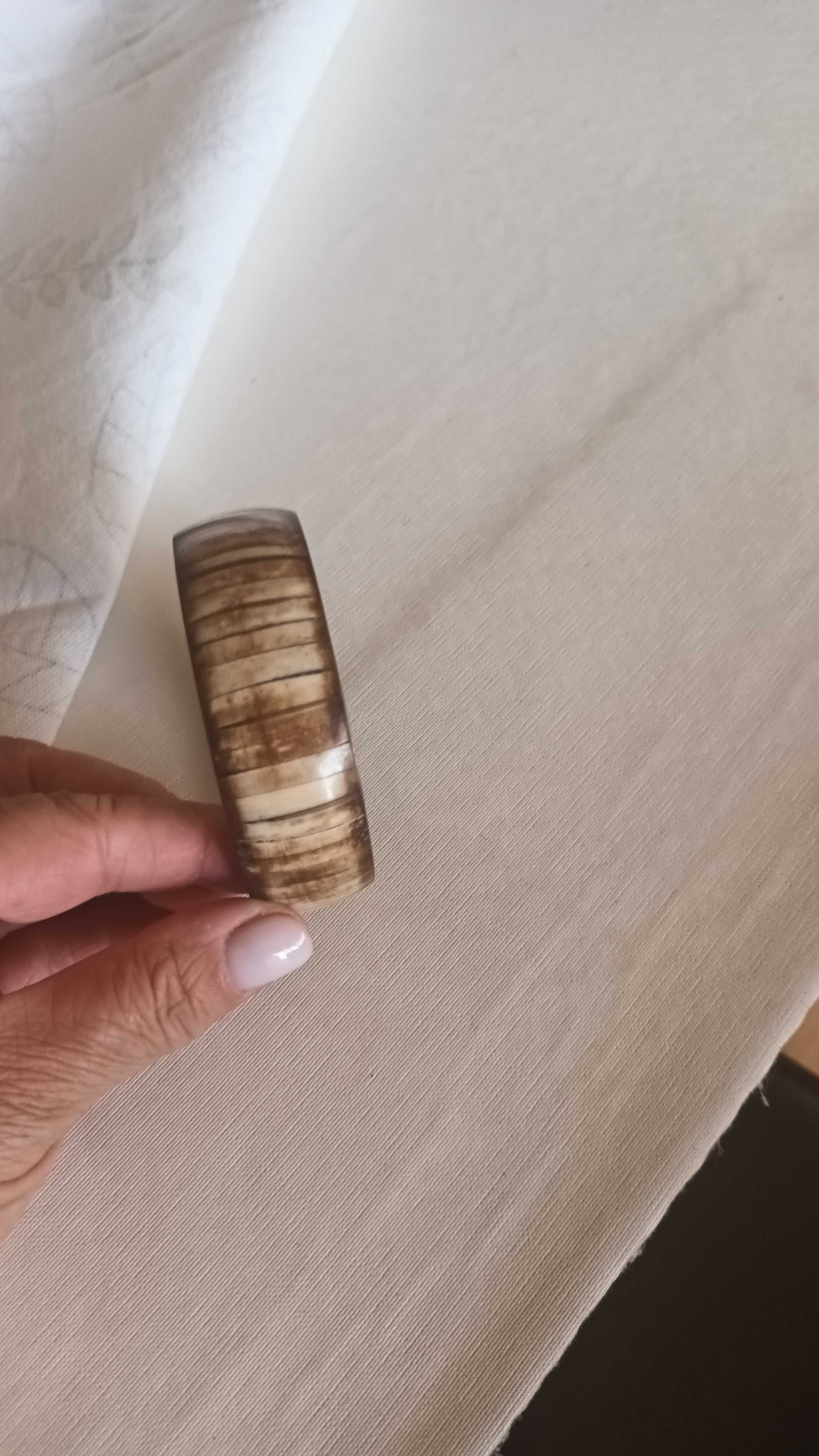 Pulseira em tons naturais