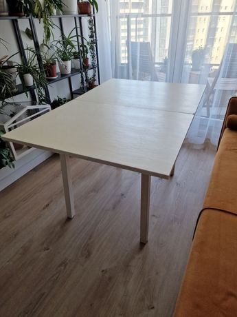 Kompaktowy stół z litego drewna