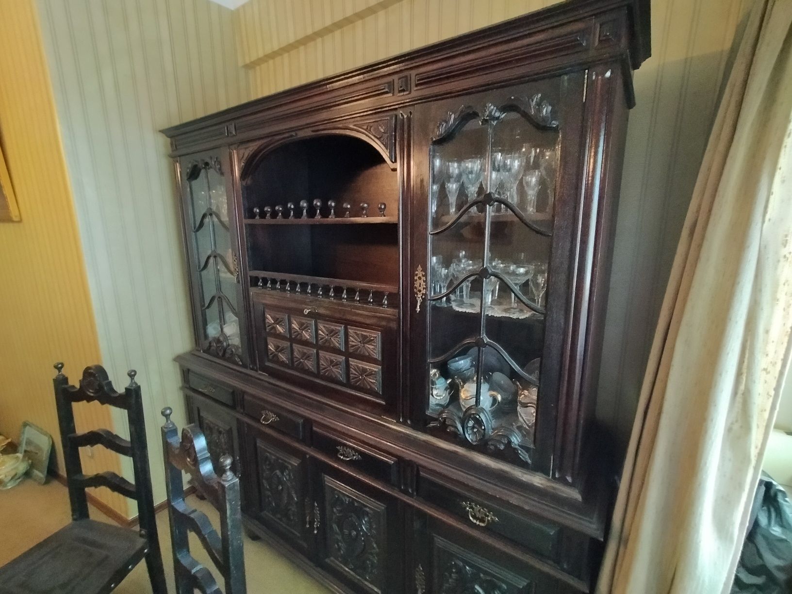 Mesa de sala, móvel e cinco cadeiras
