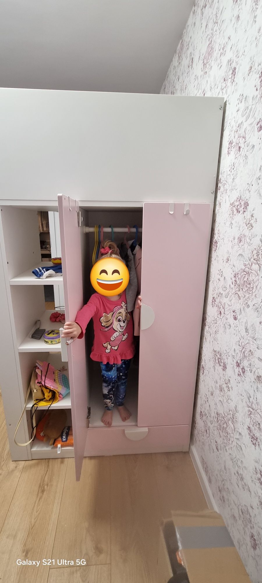 Łóżko ikea smastad na antresoli z biurkiem i szafą