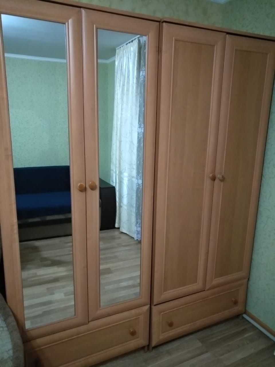Терміново ...Продам дві шафи б/в ,в нормальному стані.