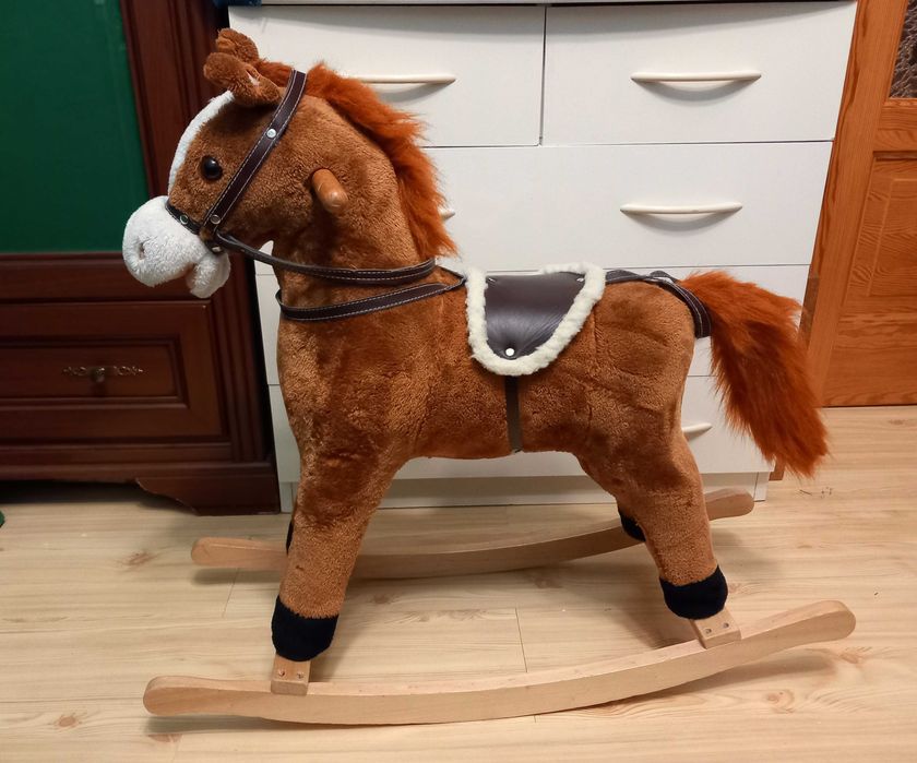 Konik na biegunach koń bujany stukot rżenie melodia ruch ogona mordki