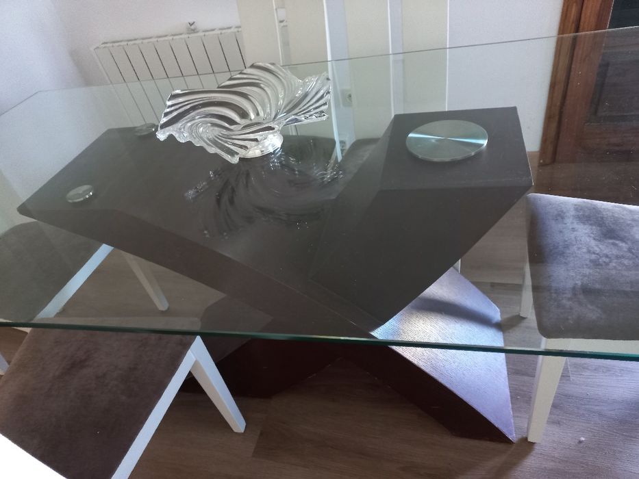 Mesa de sala e cadeiras