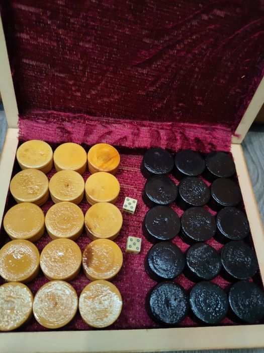 Деревянный комплект резные нарды 50х50 см. В новом состоянии