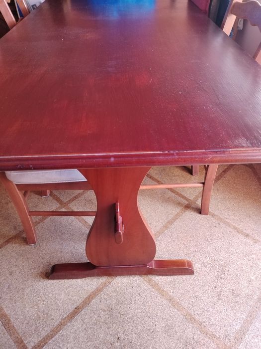 Mesa de madeira mogno