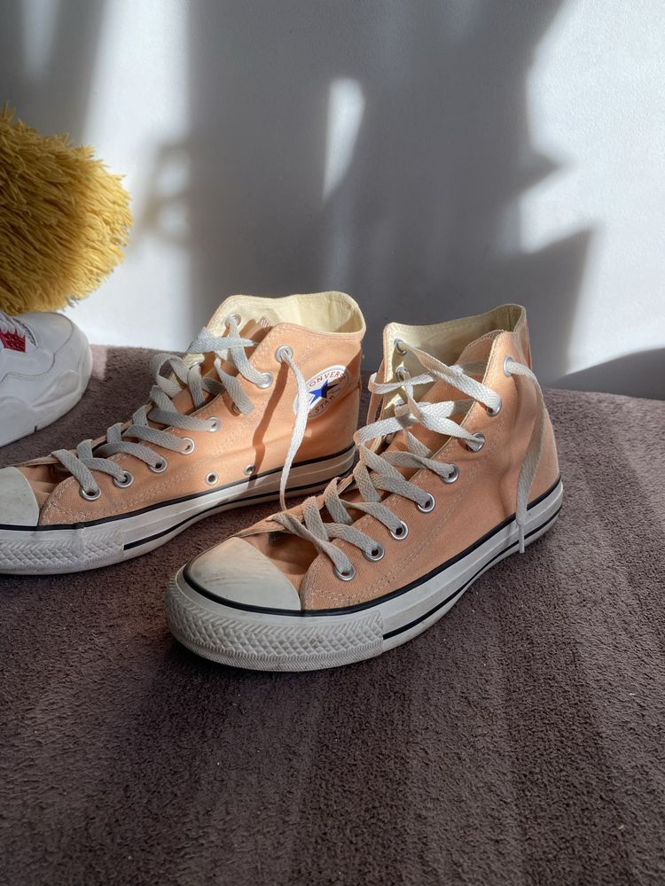 buty conversy w kolorze morelowym