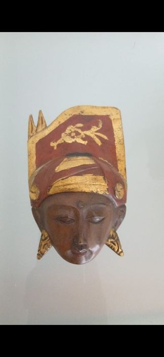 Pequena máscara de madeira