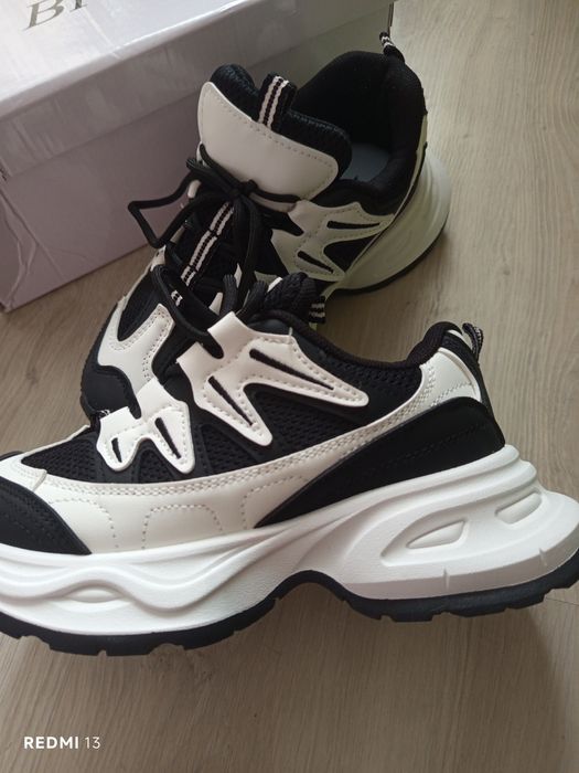 Продам жіночі кросівки