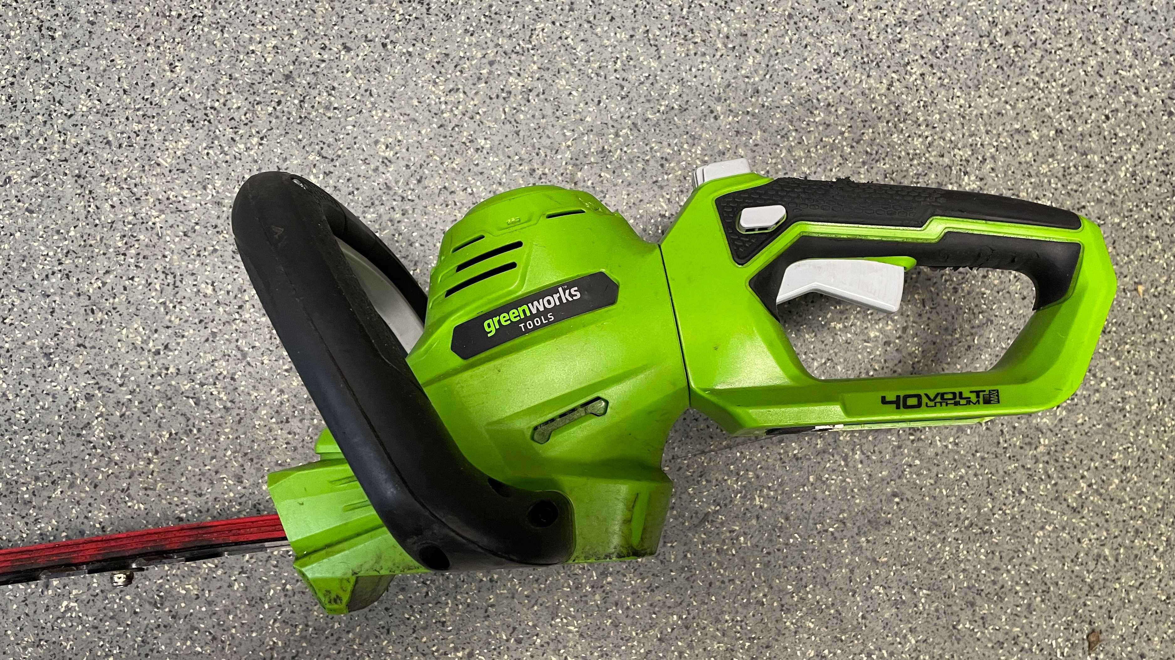 Nożyce do żywopłotu Greenworks G40HT61 jako uszkodzone