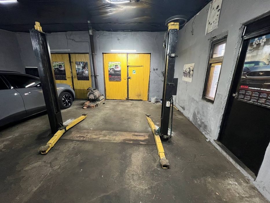 Подъемник автомобильный винтовой